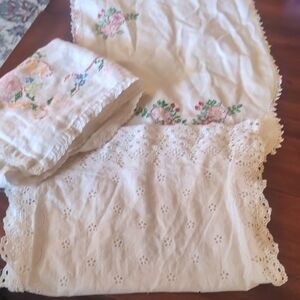 Embroidered Floral Lace Linens Damages. #22
